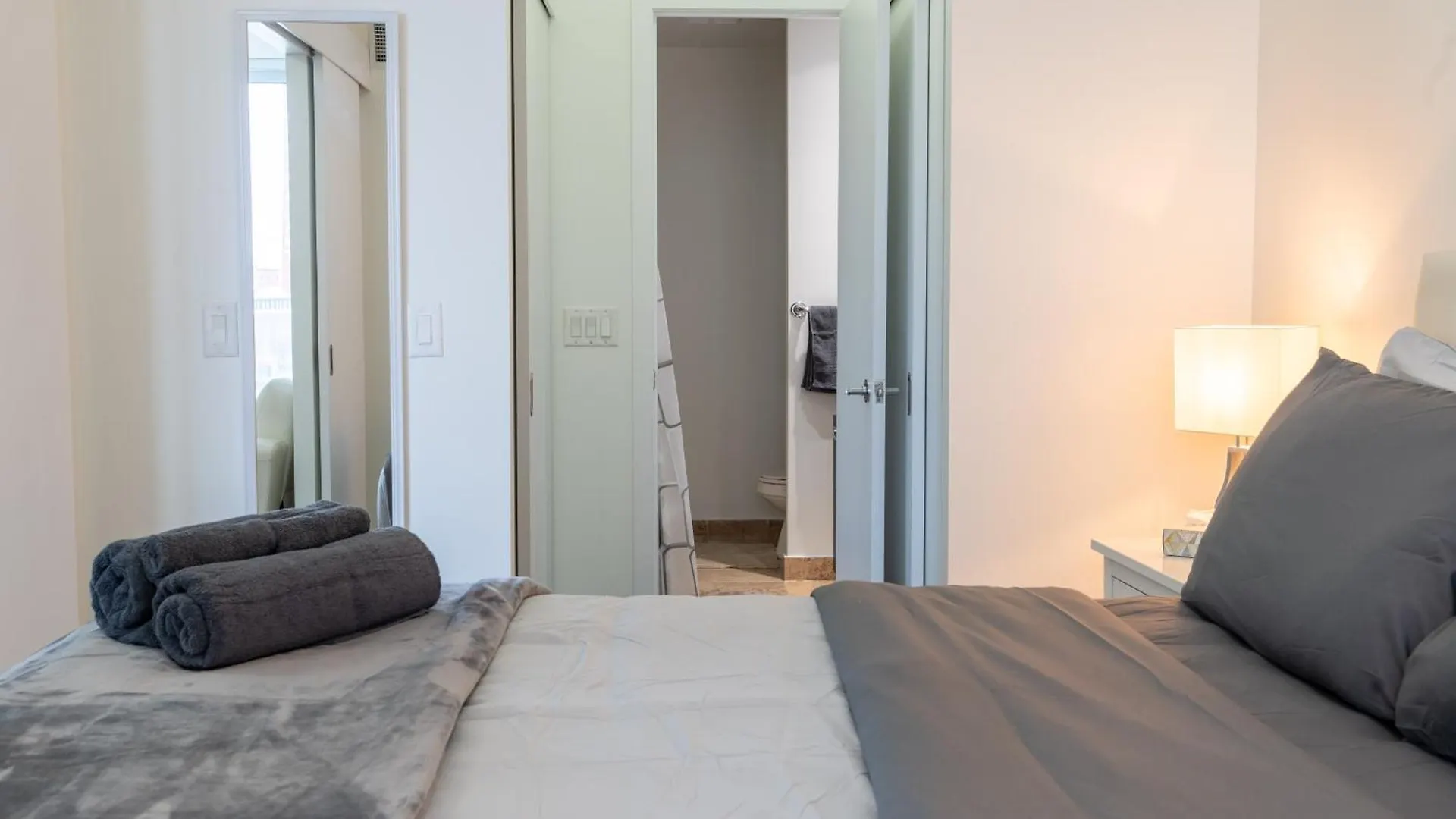 Harbour Front Luxury Condo 2 Bed 2 Bath Toronto 0*,  Canada
