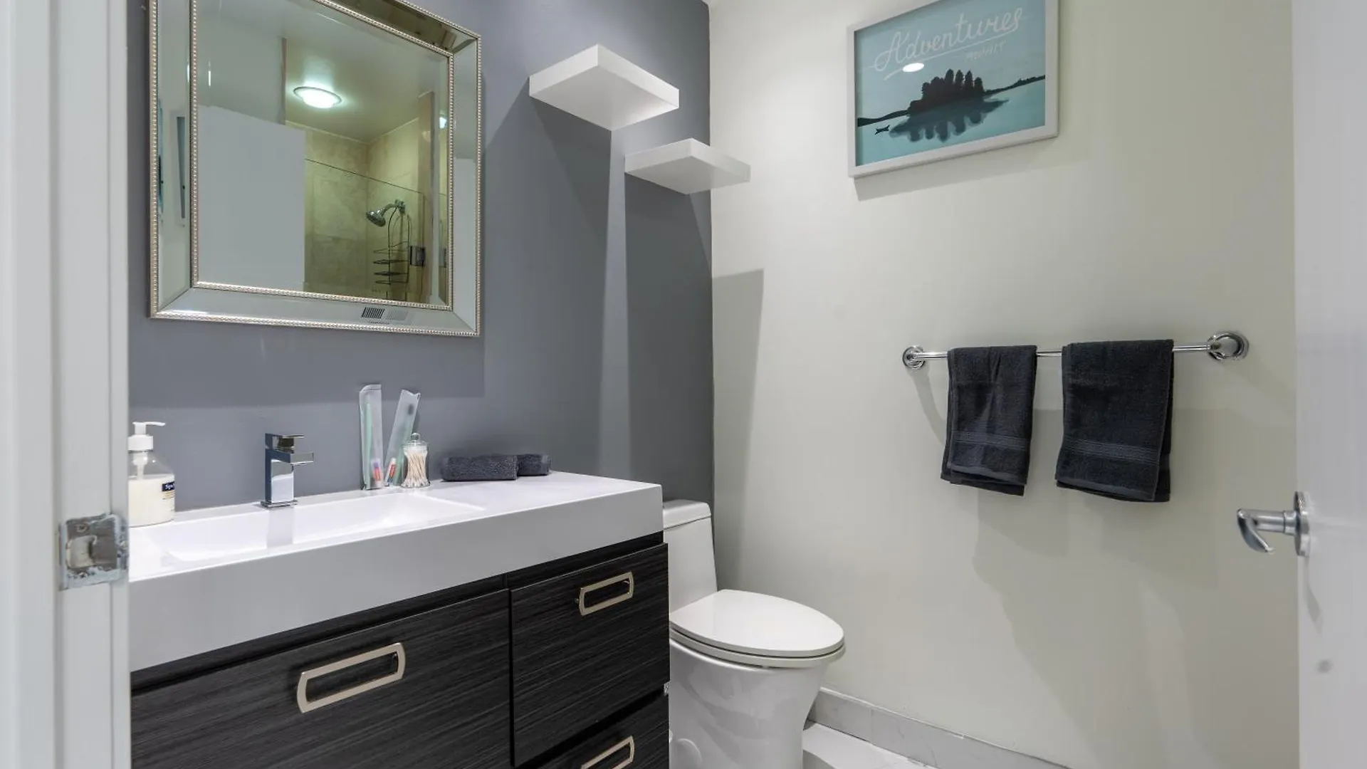 Harbour Front Luxury Condo 2 Bed 2 Bath Toronto