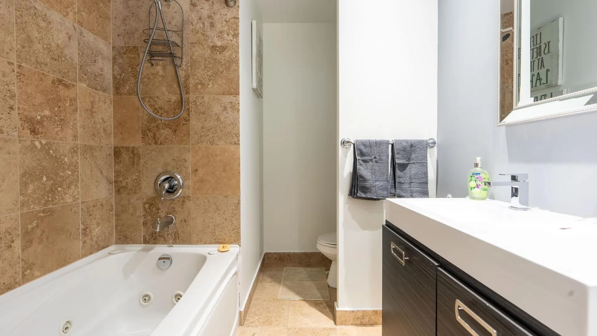 Harbour Front Luxury Condo 2 Bed 2 Bath Toronto Apartment