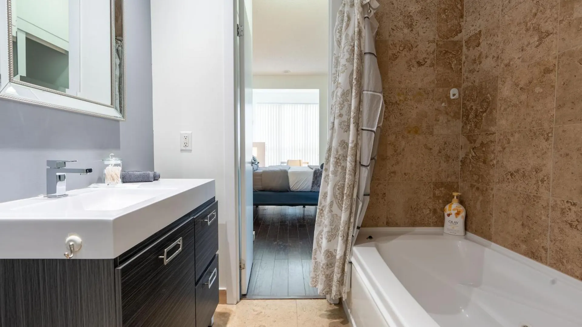 Apartment Harbour Front Luxury Condo 2 Bed 2 Bath Toronto Canada